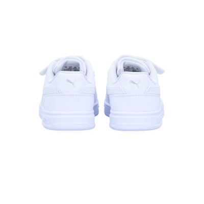 Ténis brancos Puma vistos de trás com logo prateado.