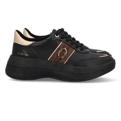 Ténis pretos com detalhes em bege e marrom e solado grosso