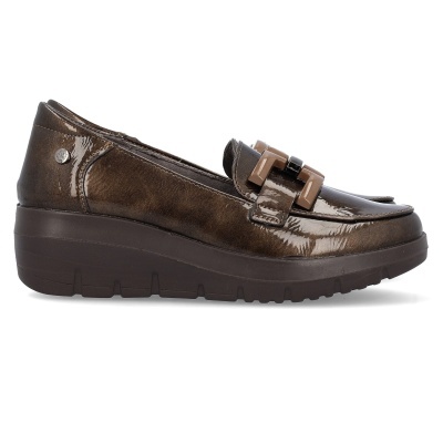 Sapato mocassim verniz castanho com sola grossa e fivela decorativa.