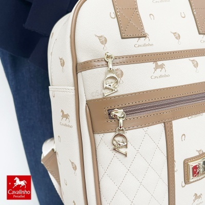 Mochila Cavalinho bege com padrão de cavalos e ferraduras e detalhes em pele castanha clara