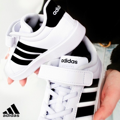 Ténis da adidas em branco com riscas pretas e fecho de velcro