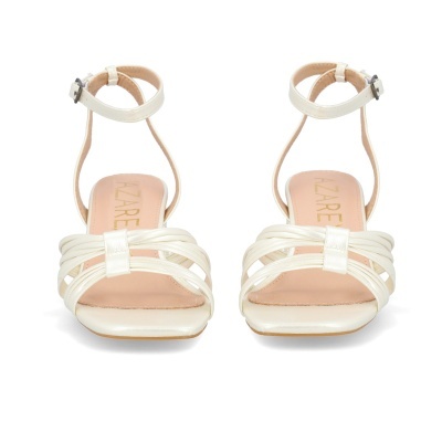 Sandálias brancas entrelaçadas com tira ao tornozelo e sola bege