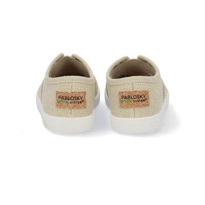 Sapatilhas bege claras com sola branca e etiqueta PABLOSKY green SYSTEM vista de trás