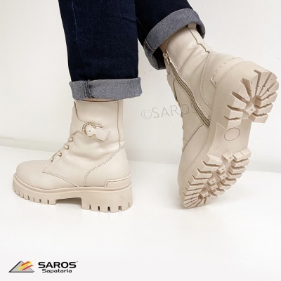 Botas militares bege com fecho de correr e atacadores, sola grossa e calças jeans enroladas