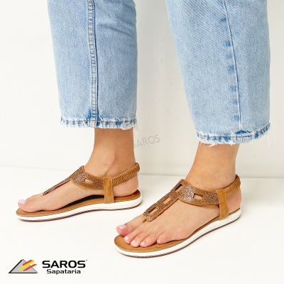 Sandálias castanhas com strass e calças de ganga azuis claras