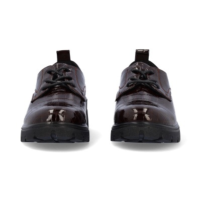 Sapatos castanhos escuros com textura de pele de crocodilo e solado preto grosso