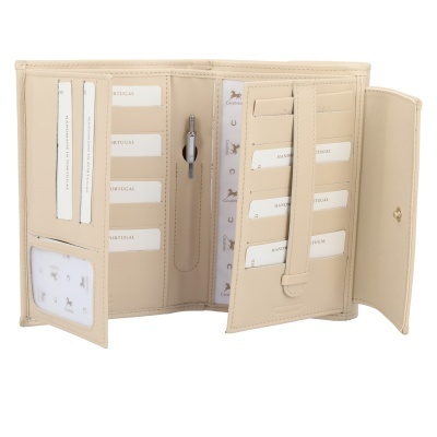 Carteira em couro bege com múltiplos compartimentos e fecho de botão