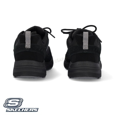 Ténis pretos Skechers vistos de trás sobre fundo branco com logo Skechers.