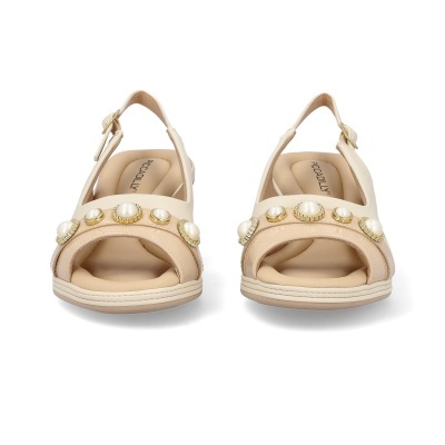 Sandálias abertas bege com pedras brancas e detalhes dourados