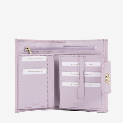 Carteira lilás de couro com várias posições para cartões e fecho de andar dourado