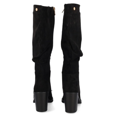 Botas altas pretas em camurça com salto grosso e fecho lateral dourado vista traseira