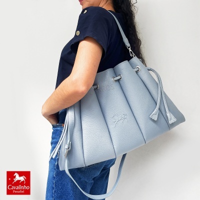 Sacola azul claro em pele com alças e logotipo de cavalo em relevo