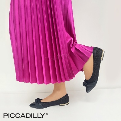 Saias plissadas rosa choque com sapatilhas pretas de laço em fundo branco