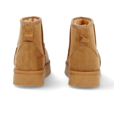 Botas castanhas em camurça vistas de trás com interior fofo e sola grossa