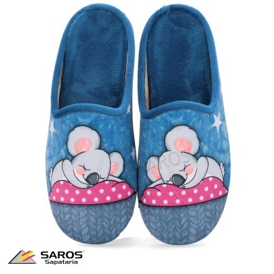 Pantufas azuis com ratinho a dormir e almofada rosa