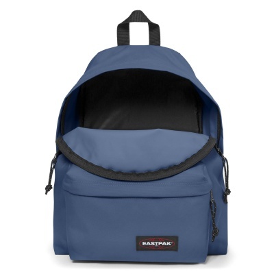 Mochila azul Eastpak aberta com bolso frontal e etiqueta