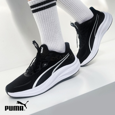Ténis desportivos pretos e brancos da PUMA com meias brancas e riscas pretas