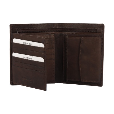 Carteira masculina de couro castanho escuro aberta mostrando compartimentos para cartões, moedas e notas