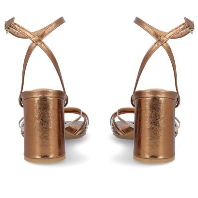 Sandálias de salto largo metálicas bronze vistas de trás