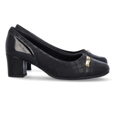 Sapatos de salto médio pretos com textura quadriculada e detalhe metálico