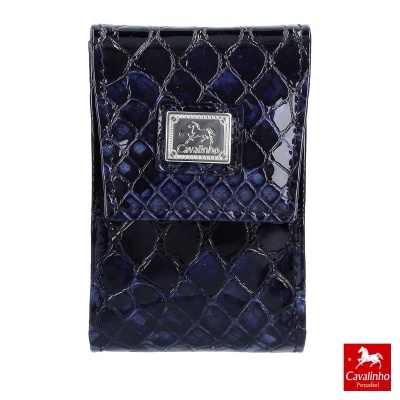 Carteira azul escuro e preto com textura de escamas e logotipo Cavalinho