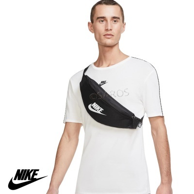 Homem com t-shirt branca e pochete preta Nike