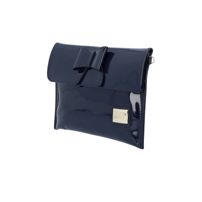 Mala azul tipo envelope com laço e placa metálica prateada