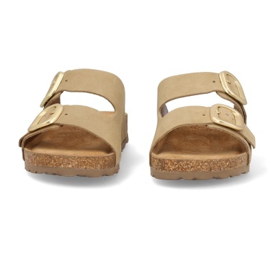 Sandálias bege com duas tiras de camurça e fivelas douradas