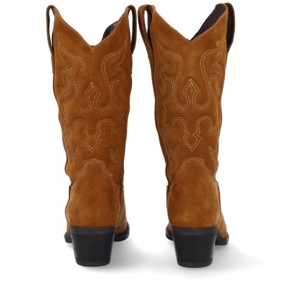 Botas castanhas de camurça com padrão decorativo e salto preto