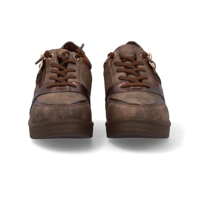 Sapatos desportivos castanhos com cadarços e detalhes em couro