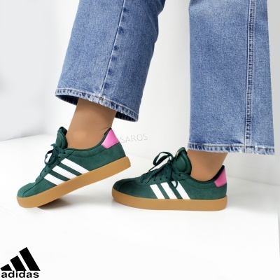 Ténis Adidas verde escuro com riscas brancas e detalhe rosa no calcanhar