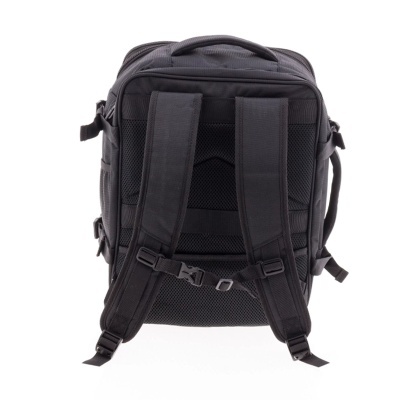 Mochila preta vista de costas com alças acolchoadas e fecho de fivela