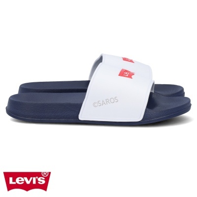 Chinelo slide Levi's azul escuro e branco com marca 'LEVI'S' vermelho