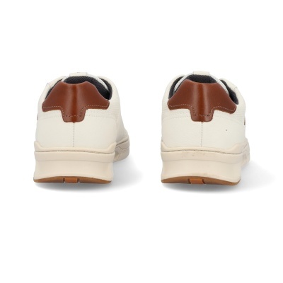 Par de sapatos desportivos brancos com detalhes em marrom e solado bege.
