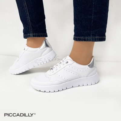 Ténis brancos com detalhe prateado no calcanhar e sola branca