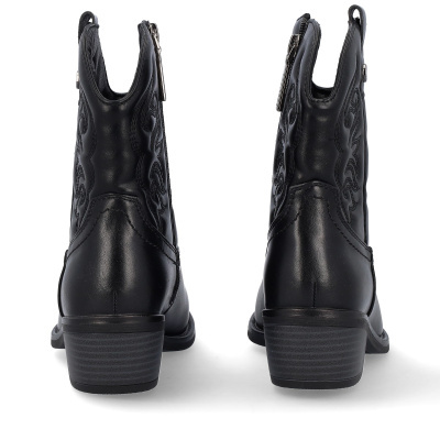 Botas pretas de couro com salto médio e bordados vistas de trás