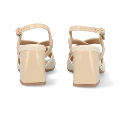 Sandálias de tacão alto quadrado bege e branco vistas de trás
