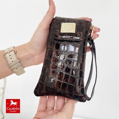 Bolsa de mão castanha escura com padrão pele de crocodilo e placa metálica dourada