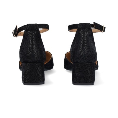 Sandálias pretas de salto médio com tiras ajustáveis