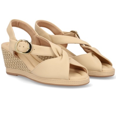 Sandálias de cunha bege com fivela dourada e detalhe torcido