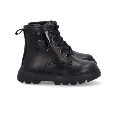 Botas pretas tipo coturno com aplicação de borboleta em verniz
