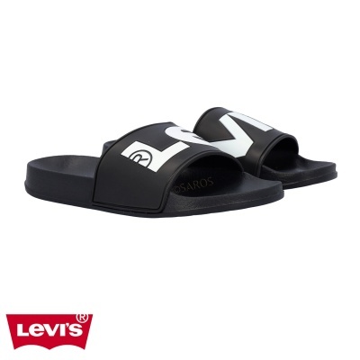 Chinelos Levi's pretos com letras brancas e logótipo Levi's