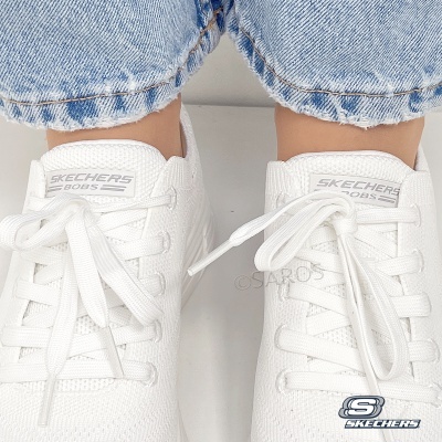 Ténis brancos Skechers Bobs com atacadores e calças de ganga