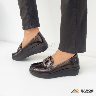 Mocassins femininos em verniz preto com sola preta e fivela