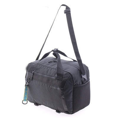 Mala desportiva preta com alça ajustável e bolso frontal