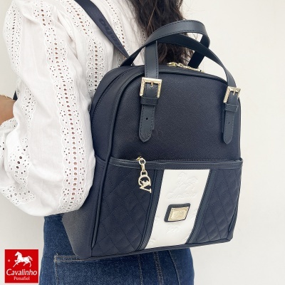 Mochila Cavalinho preta com detalhes matelassê e cavalo em relevo