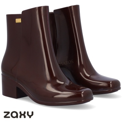 Botas femininas castanhas de cano curto e salto quadrado em plástico brilhante.