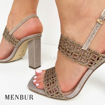 Sandálias femininas prateadas com salto alto e decoradas com pedraria dourada