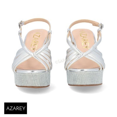 Sandálias prateadas de plataforma com tiras cruzadas e fivela da marca AZAREY