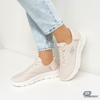 Sapatilhas bege Skechers com sola branca e logo 'S' prateado